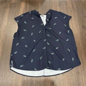 Women’s short sleeve blouse.